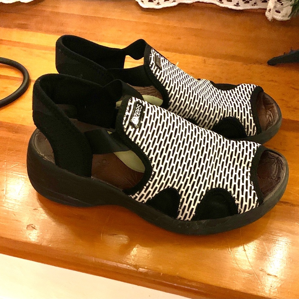 Bzees Black and White Sandals